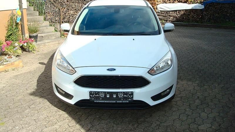 Weiß Gebraucht 2015 Ford Focus Trend Limousine | 4.700 € (Fairer Preis) - Bild 1/4
