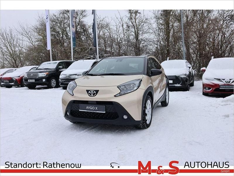 Ginger beige metallic/ night sky black Gebraucht 2022 Toyota Aygo X Pulse SUV | 12.990 € (Guter Preis) - Bild 1/4