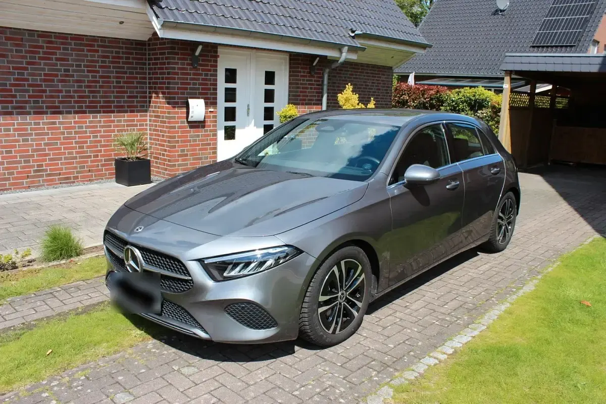 Gebraucht Mercedes A180 Progressive 136 PS (100 kW) 2023 Grau Limousine