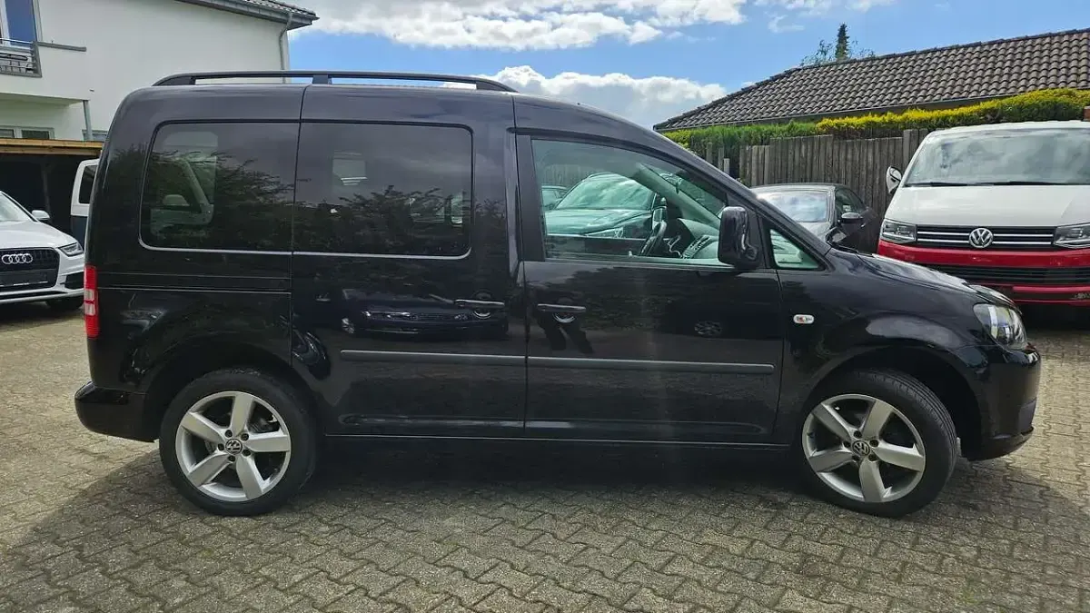 Gebraucht VW Caddy Trendline 102 PS (75 kW) 2011 Deep black perleffekt Van / Kleinbus
