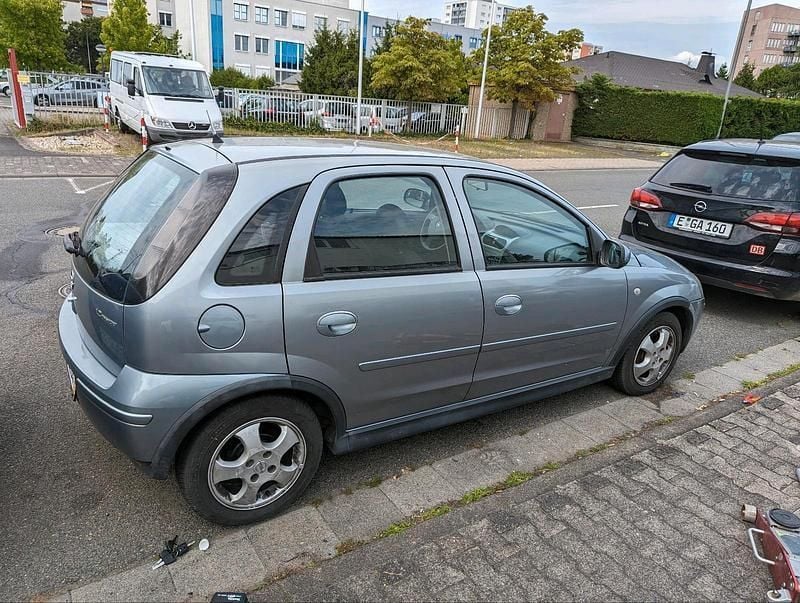 Silber Gebraucht 2005 Opel Corsa Kleinwagen | 2.100 € (Etwas zu teuer) - Bild 1/4