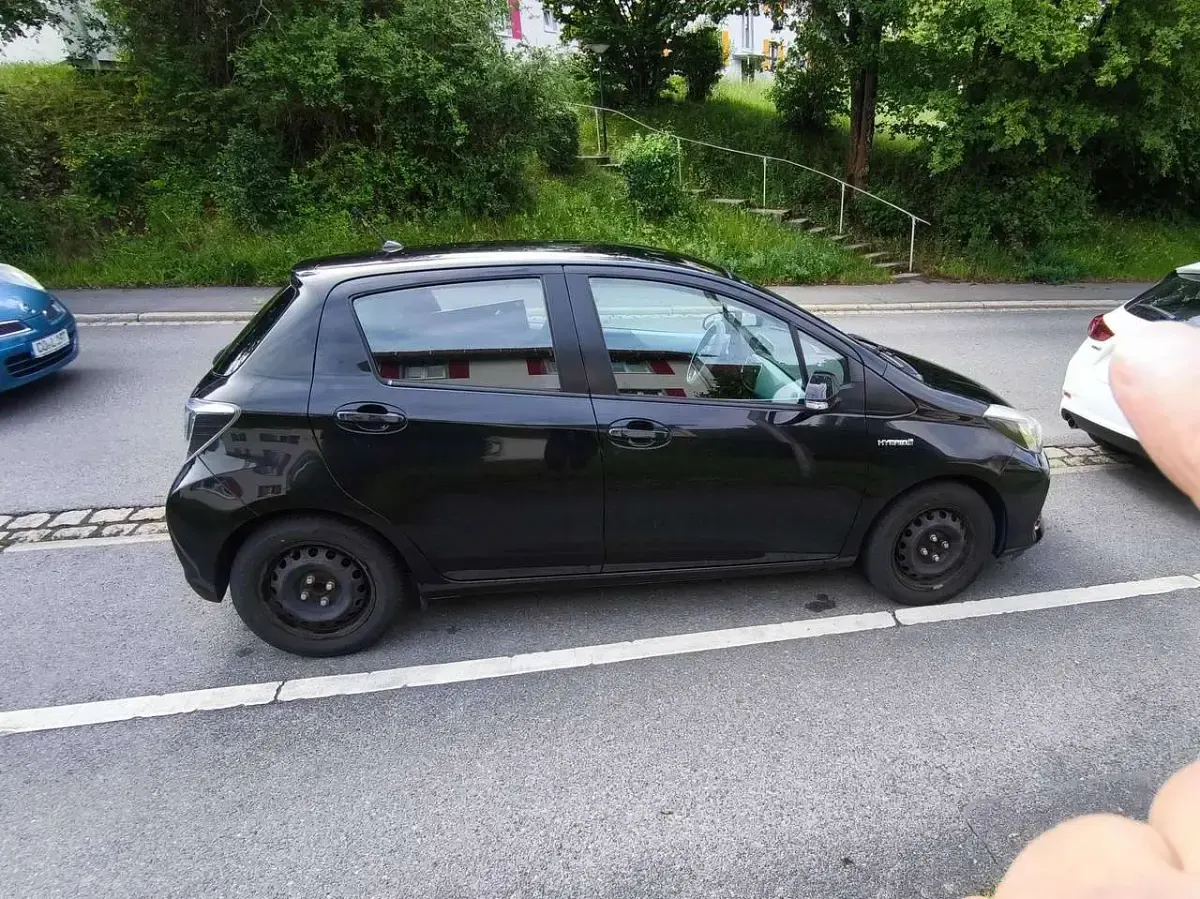 Gebraucht Toyota Yaris Hybrid 75 PS (55 kW) 2012 Schwarz Limousine