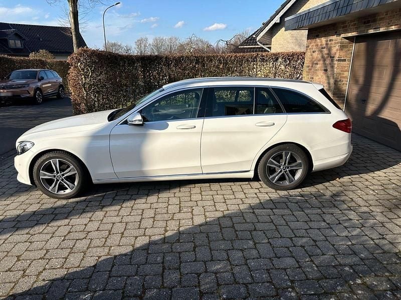 Gebraucht Mercedes C180 156 PS (114 kW) 2016 Weiß Kombi
