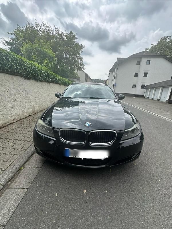 Schwarz Gebraucht 2010 BMW 318 Kombi | 5.799 € (Fairer Preis) - Bild 1/4