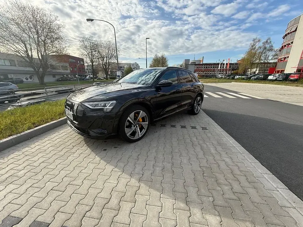 Używany Audi e-tron S-Line 300 kW (408 KM) 2022 Czarny SUV