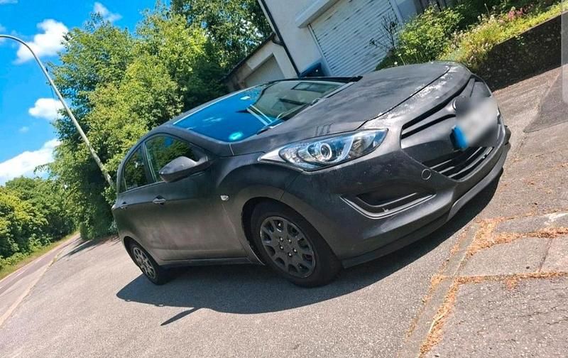 Silber Gebraucht 2013 Hyundai i30 Limousine | 2.200 € (Superpreis) - Bild 1/4