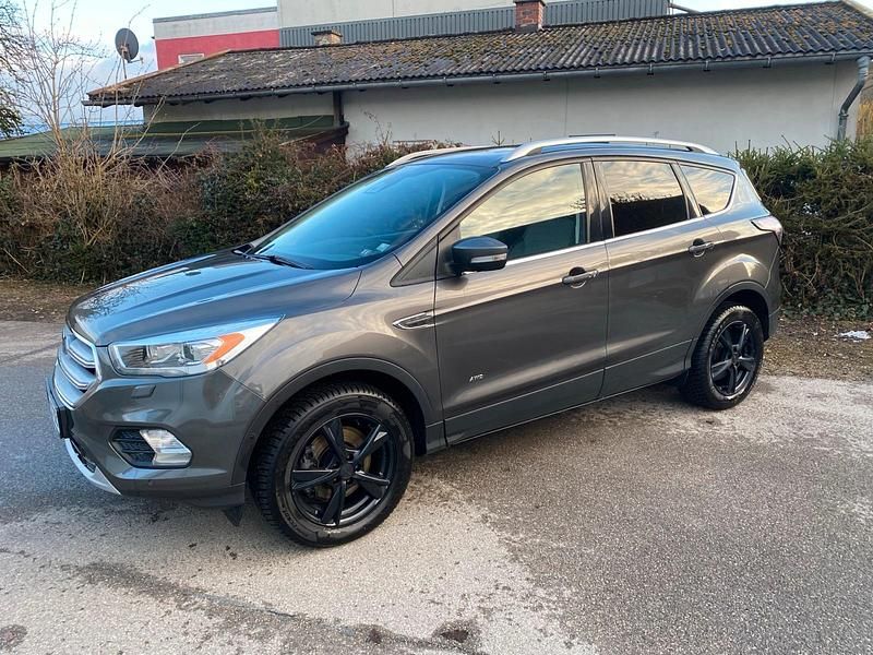 Gebraucht Ford Kuga Titanium 150 PS (110 kW) 2017 Grau SUV