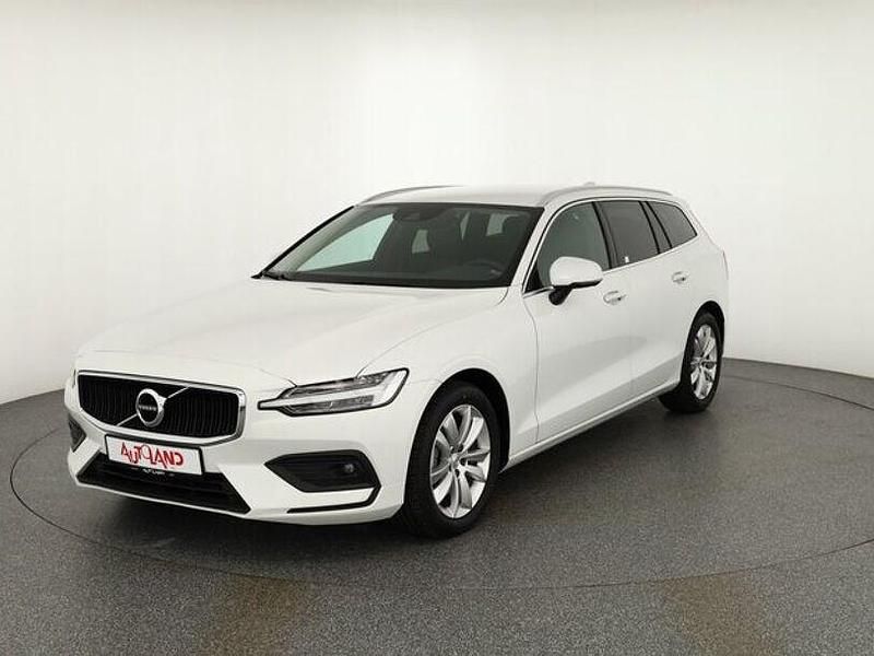 Weiß Gebraucht 2020 Volvo V60 Momentum Kombi | 25.990 € (Guter Preis) - Bild 1/4