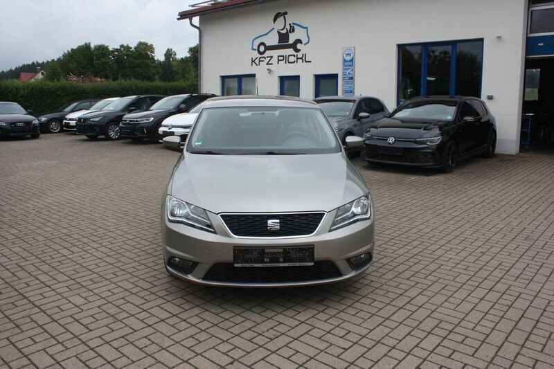 "capuccino" beige Gebraucht 2015 Seat Toledo Reference Limousine | 6.900 € (Fairer Preis) - Bild 1/4