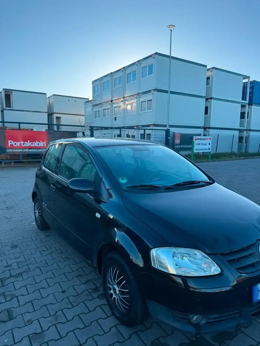 Gebraucht VW Fox 54 PS (39 kW) 2010 Schwarz Kleinwagen