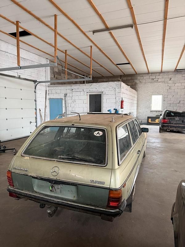 Gebraucht Mercedes 300 88 PS (64 kW) 1983 Grün Kombi