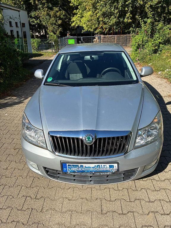 Silber Gebraucht 2010 Skoda Octavia Ambiente Limousine | 6.200 € (Superpreis) - Bild 1/4
