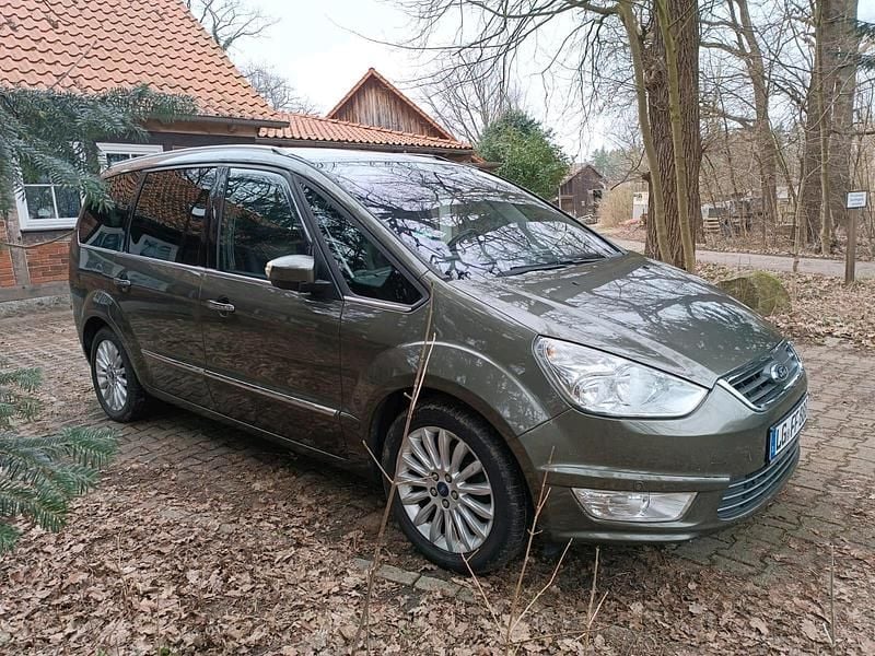 Braun Gebraucht 2011 Ford Galaxy Van / Kleinbus | 7.777 € (Teuer) - Bild 1/4