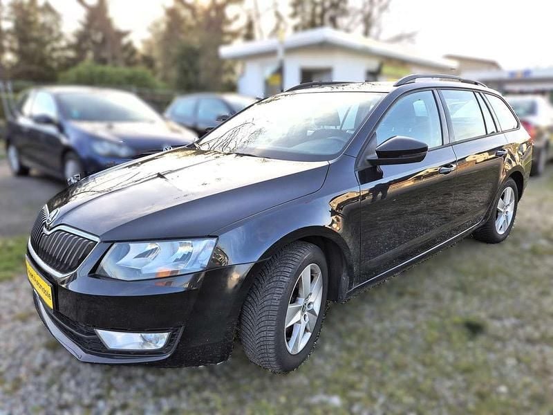 Gebraucht Skoda Octavia Ambition 105 PS (77 kW) 2014 Schwarzmagic perleffekt Kleinwagen