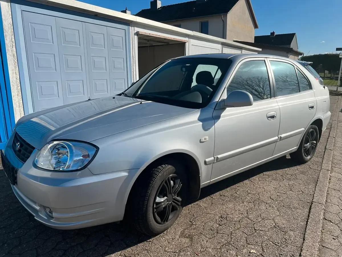 Second-hand Hyundai Accent 86 CP (63 kW) 2004 Argintiu Berlinǎ