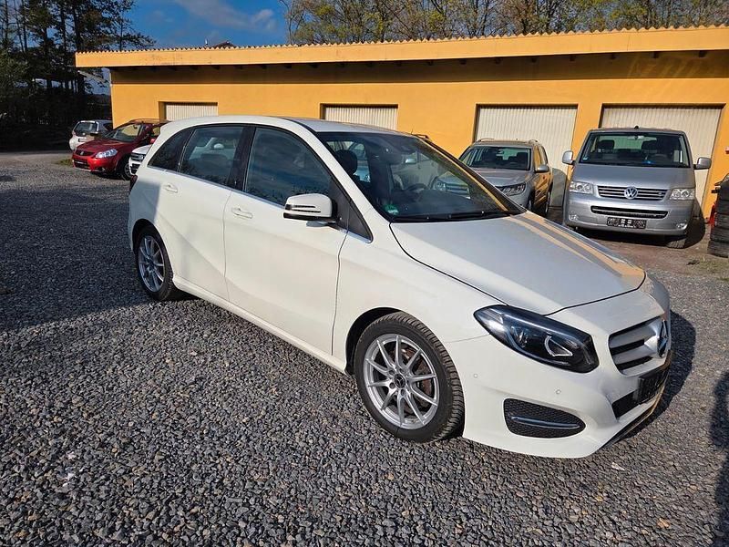 Gebraucht Mercedes B180 Style 122 PS (89 kW) 2017 Weiß Kleinwagen
