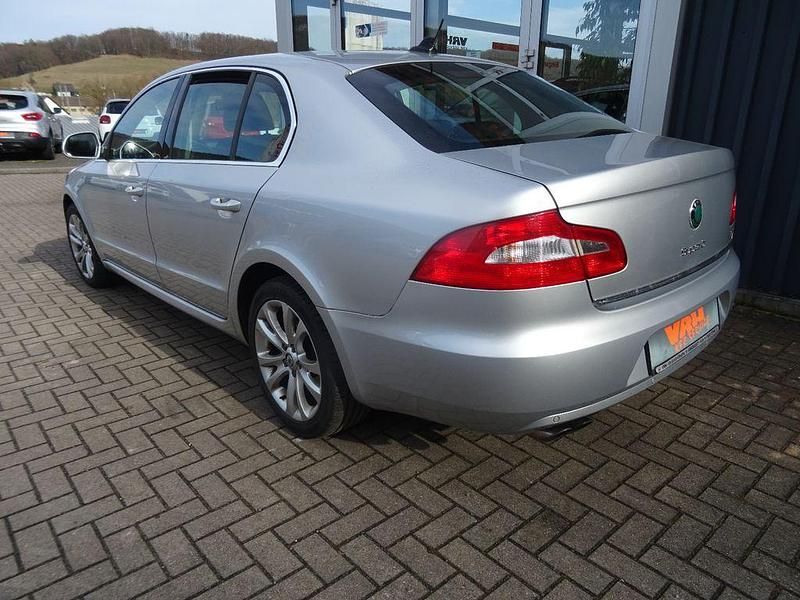 Gebraucht Skoda Superb Ambition 160 PS (117 kW) 2010 Silber Limousine