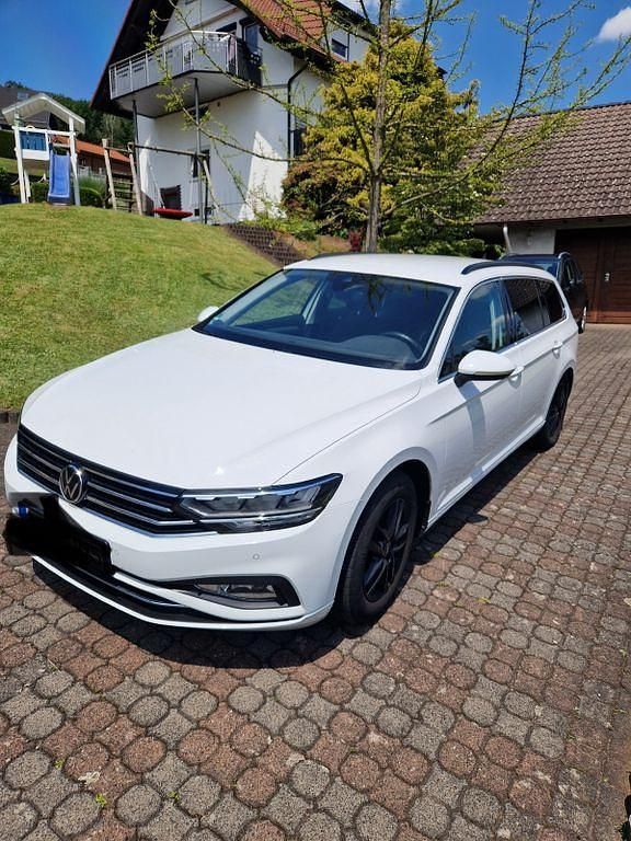 Weiß Gebraucht 2021 VW Passat Business Kombi | 19.700 € (Fairer Preis) - Bild 1/4