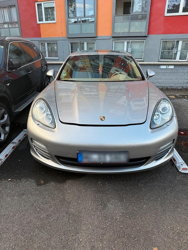 Grau Gebraucht 2011 Porsche Panamera Limousine | 19.999 € (Fairer Preis) - Bild 1/4