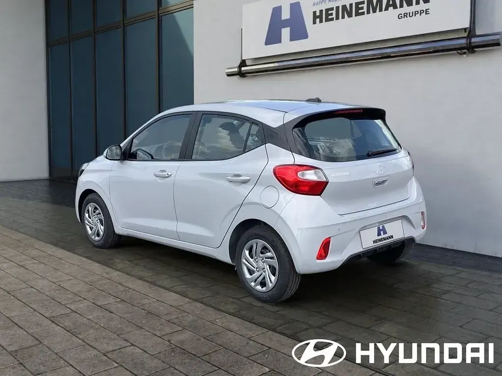 Neu Hyundai i10 63 PS (46 kW) 2025 Grau Kleinwagen