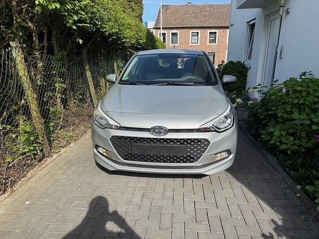Gebraucht Hyundai i20 Classic 75 PS (55 kW) 2017 Silber Limousine