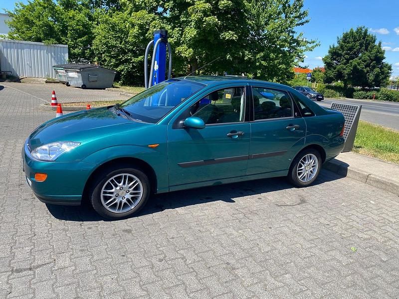 Grün Gebraucht 2000 Ford Focus Limousine | 1.250 € (Fairer Preis) - Bild 1/4