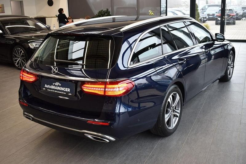 Gebraucht Mercedes E220 Avantgarde 194 PS (142 kW) 2020 Blau Limousine