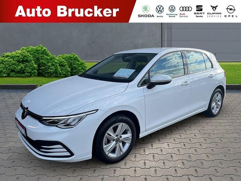 Weiss Gebraucht 2022 VW Golf VIII Life Limousine | 21.670 € (Fairer Preis) - Bild 1/4