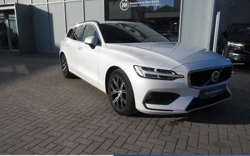 Gebraucht Volvo V60 Core 163 PS (119 kW) 2024 Weiß Kombi