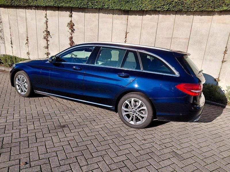 Blau Gebraucht 2017 Mercedes C250 Avantgarde Kombi | 20.500 € (Fairer Preis) - Bild 1/4