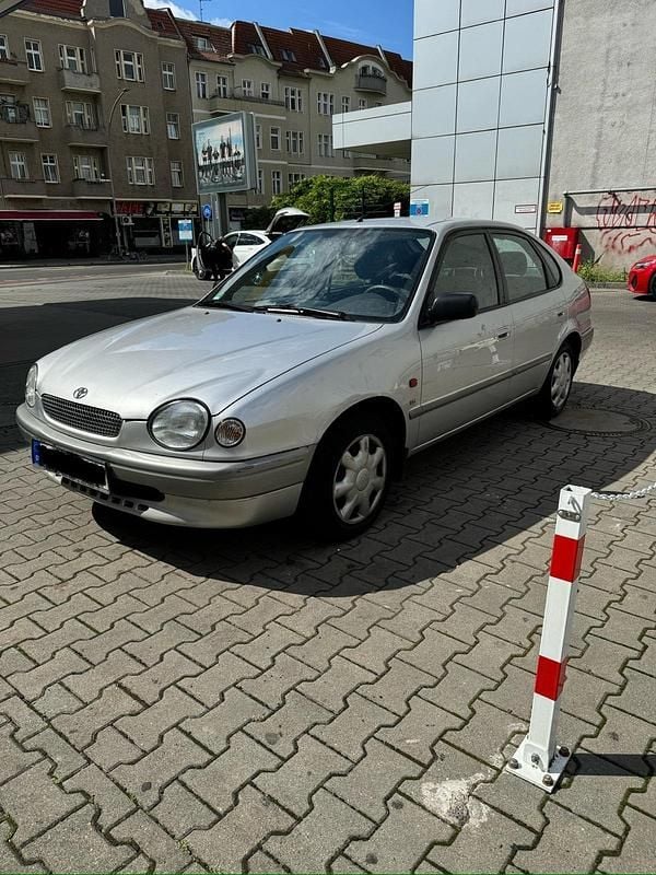 Silber Gebraucht 1999 Toyota Corolla Limousine | 2.399 € (Fairer Preis) - Bild 1/4