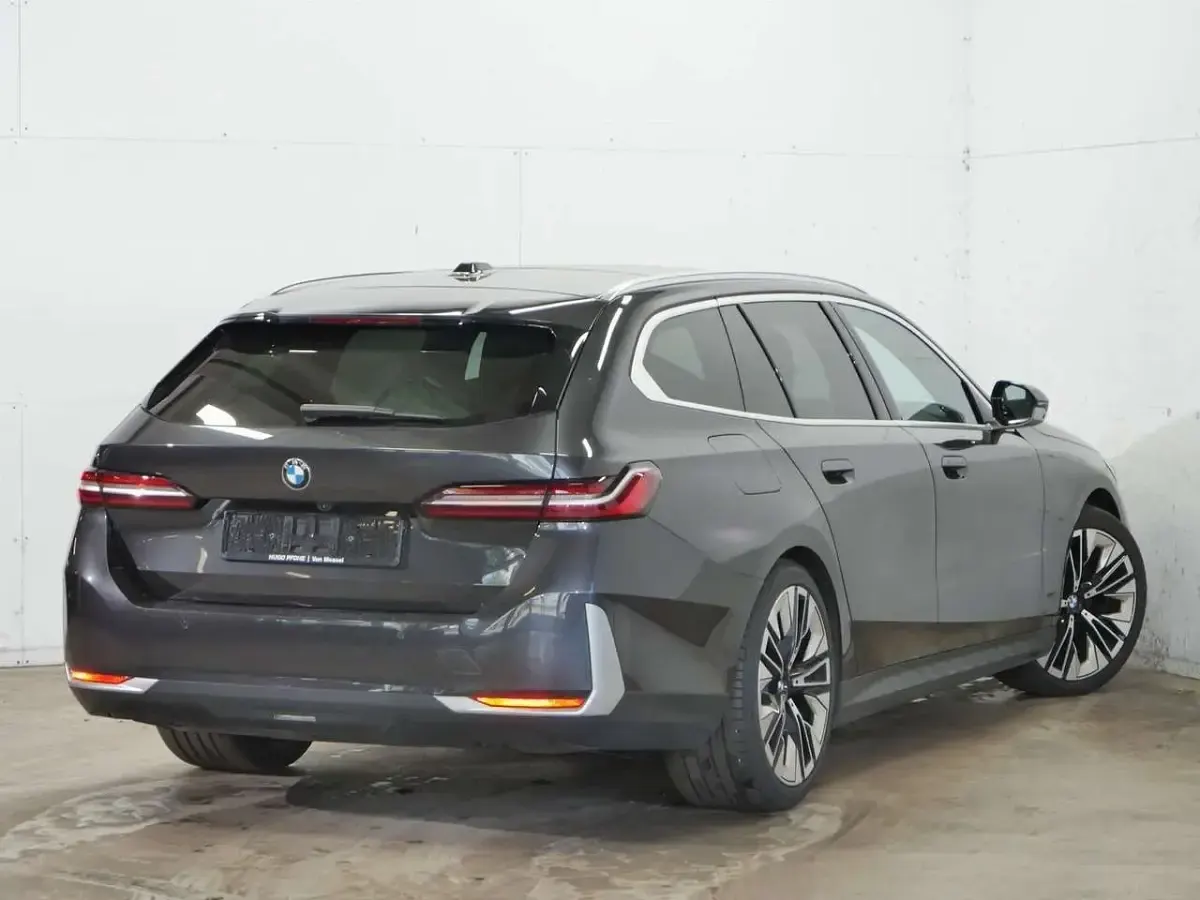 Gebraucht BMW 540 303 PS (222 kW) 2024 Sophistograu brillanteffekt Kombi