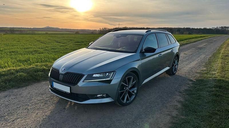 Grau Gebraucht 2018 Skoda Superb SportLine Limousine | 18.200 € (Fairer Preis) - Bild 1/4