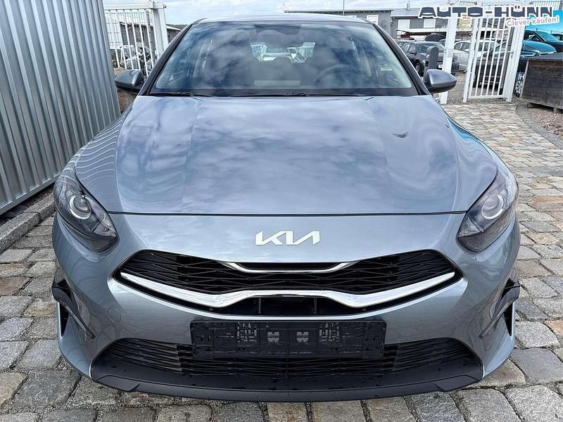 Neu Kia Ceed 101 PS (74 kW) 2025 Lunargrau metallic Kleinwagen
