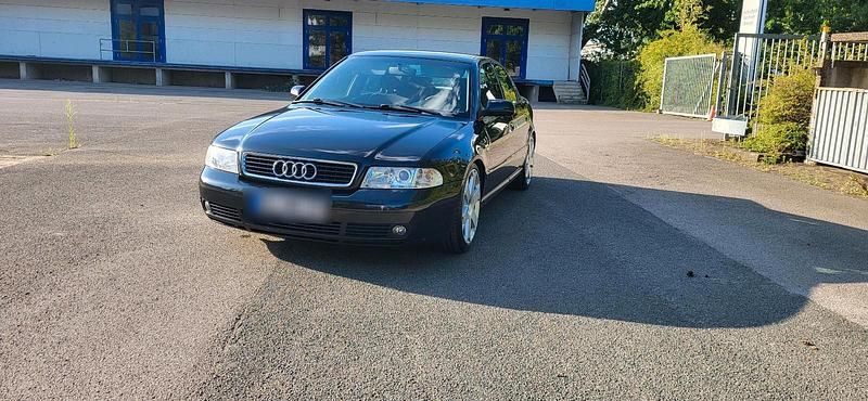 Schwarz Gebraucht 2000 Audi A4 Limousine | 6.599 € - Bild 1/4