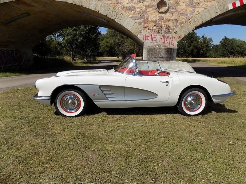 Gebraucht Chevrolet Corvette C1 245 PS (180 kW) 1958 Beige Cabrio
