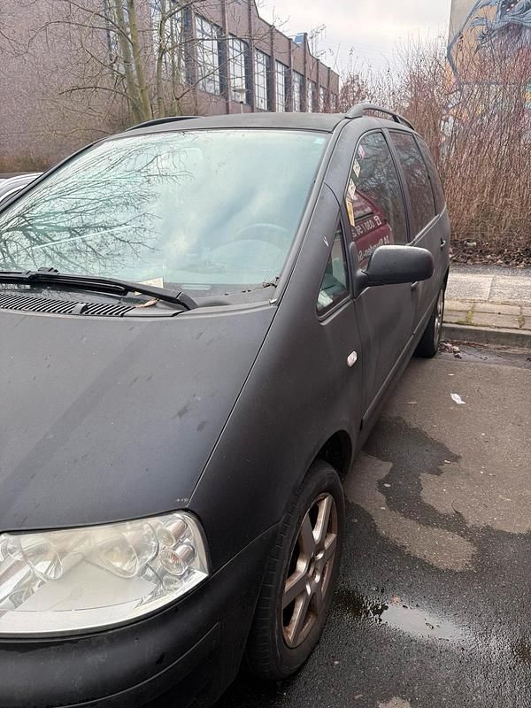 Second-hand VW Sharan 110 CP (80 kW) 2003 Negru Monovolum