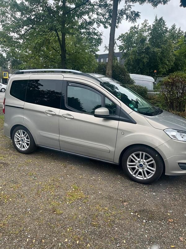Beige Gebraucht 2014 Ford Tourneo Courier Titanium Van / Kleinbus | 8.500 € (Guter Preis) - Bild 1/4
