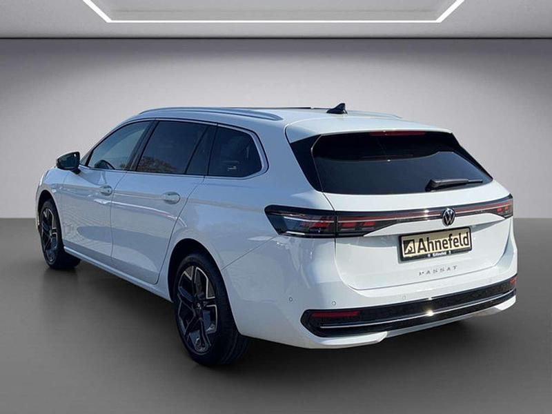 Gebraucht VW Passat Elegance 150 PS (110 kW) 2024 Pure white Kombi