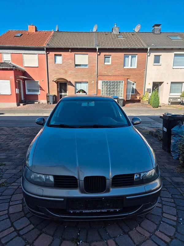 Grau Gebraucht 2005 Seat Leon Limousine | 900 € (Guter Preis) - Bild 1/4