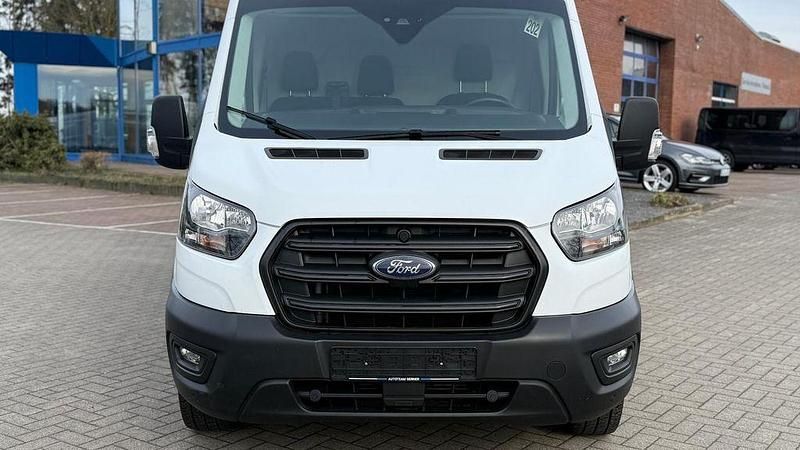 Gebraucht Ford Transit Trend 131 PS (96 kW) 2023 Weiß Limousine