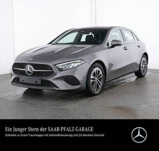 Lack mountaingrau Gebraucht 2024 Mercedes A180 Progressive Limousine | 28.950 € (Fairer Preis) - Bild 1/4