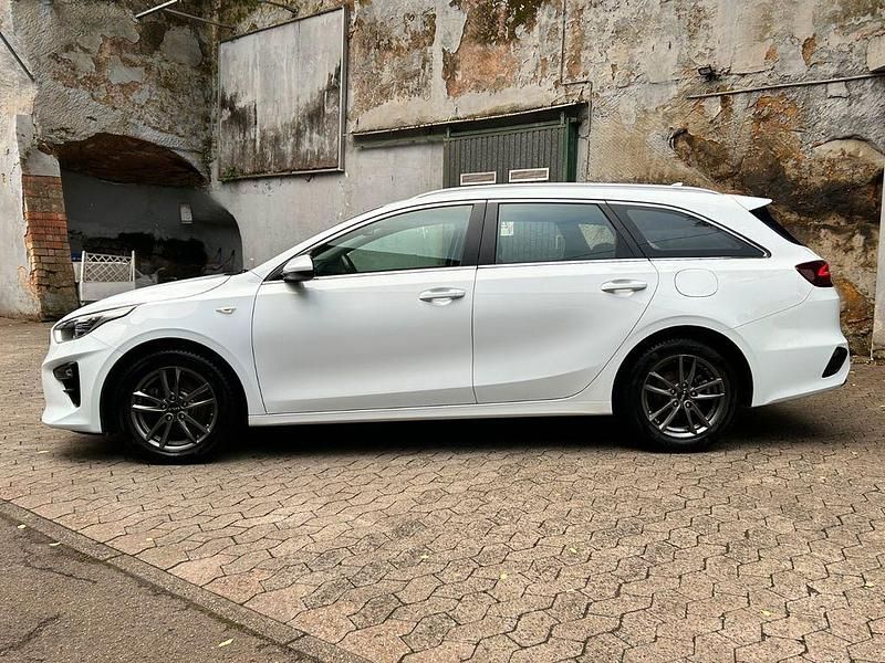 Weiß Gebraucht 2020 Kia Ceed Sportswagon Vision Kombi | 13.900 € (Fairer Preis) - Bild 1/4