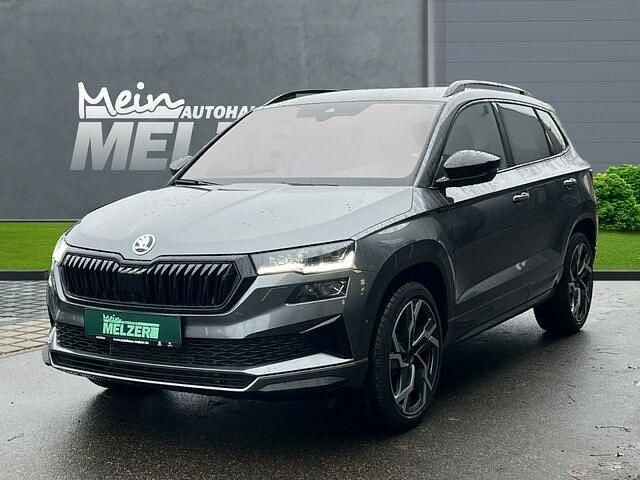 Grau Neu 2025 Skoda Karoq SportLine SUV | 51.880 € - Bild 1/2