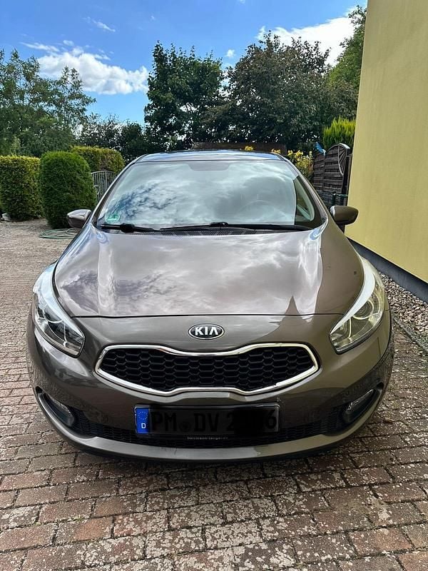 Beige Gebraucht 2013 Kia Ceed Limousine | 6.500 € (Guter Preis) - Bild 1/4