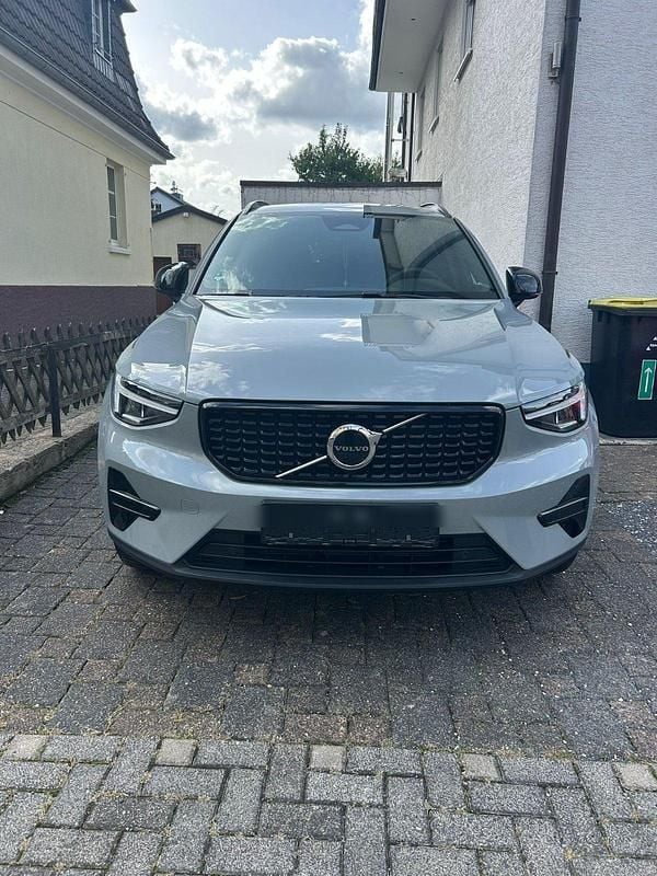 Grau Gebraucht 2024 Volvo XC40 Plus SUV | 32.000 € (Superpreis) - Bild 1/4