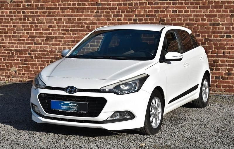 Weiß Gebraucht 2017 Hyundai i20 Limousine | 7.290 € (Guter Preis) - Bild 1/4