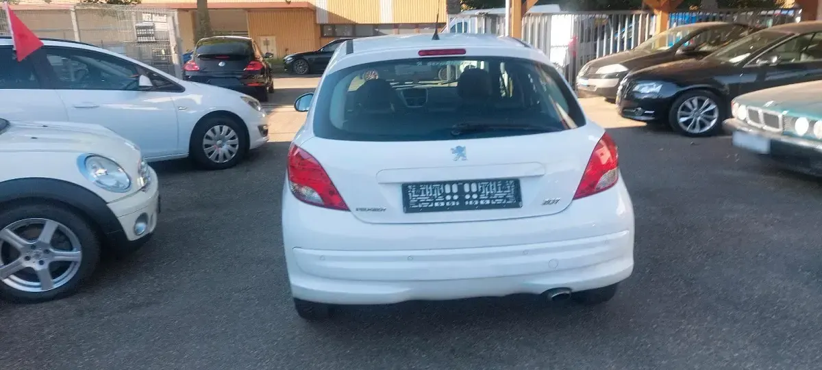 Gebraucht Peugeot 207 95 PS (69 kW) 2011 Weiß Kleinwagen
