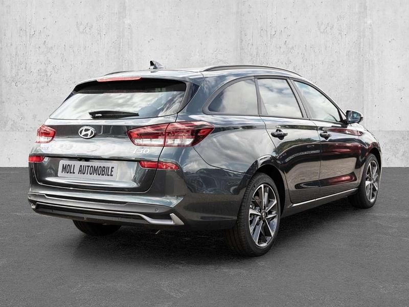 Gebraucht Hyundai i30 Advantage 101 PS (74 kW) 2024 Cypress green / mic Kombi