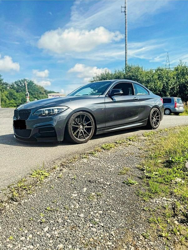 Grau Gebraucht 2018 BMW M240 M Sport Coupé | 37.999 € - Bild 1/4